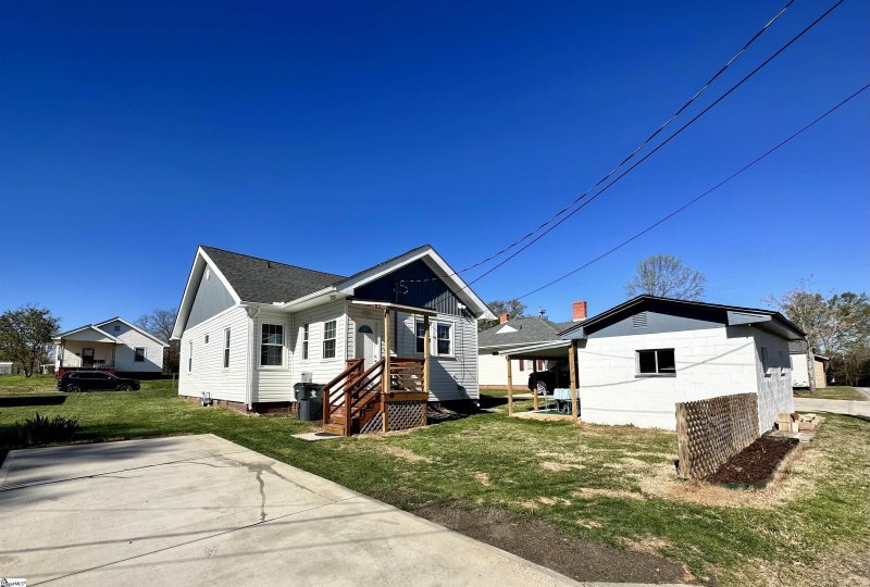 Property image 2 at 8 Crescent Street, Lyman, SC 29365