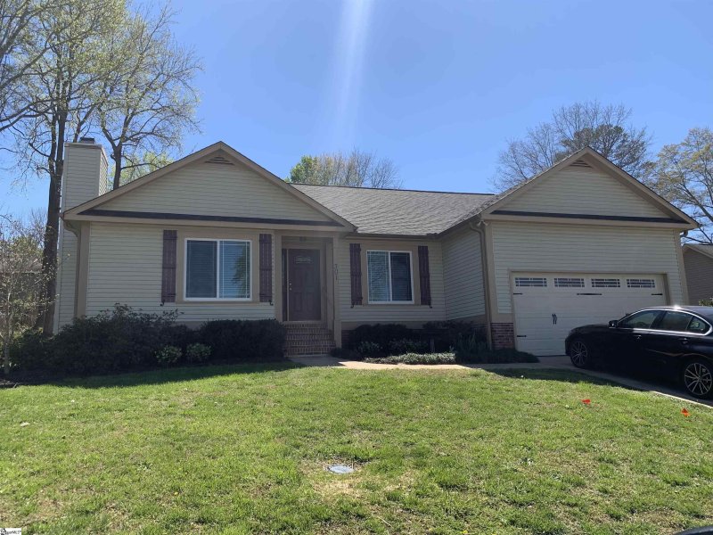 Property image 2 of 301 Waterbury Court in Ambergate, Simpsonville, SC 29680