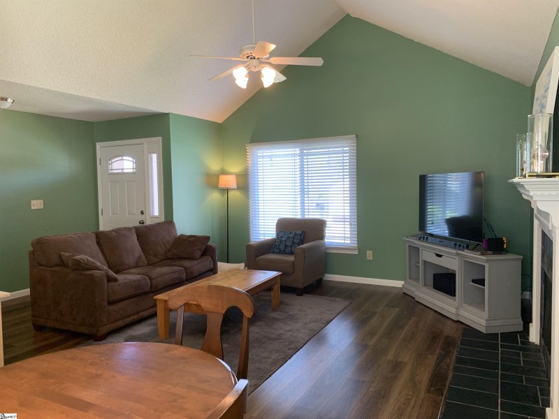 Property image 3 of 301 Waterbury Court in Ambergate, Simpsonville, SC 29680