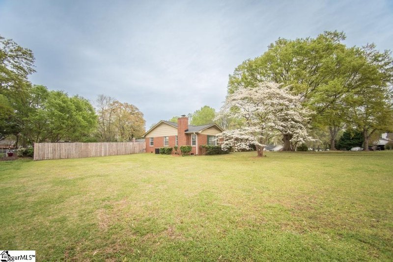 Property image 2 at 18 Rollingreen Road, Greer, SC 29651