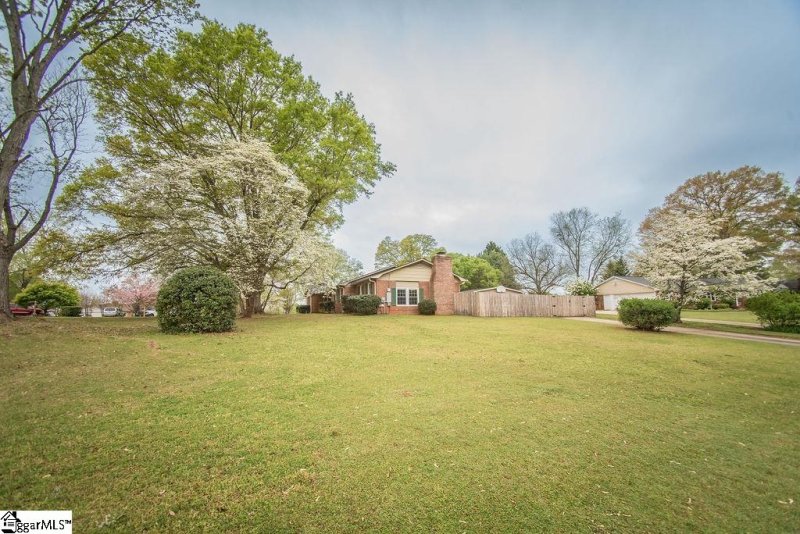 Property image 3 at 18 Rollingreen Road, Greer, SC 29651
