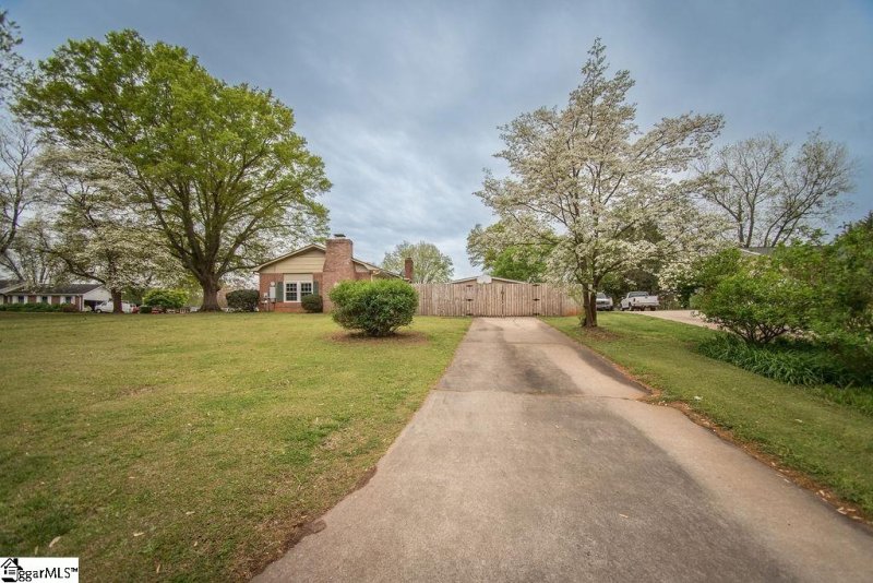 Property image 4 at 18 Rollingreen Road, Greer, SC 29651