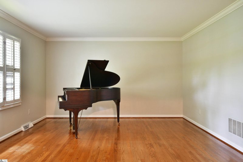 Property image 3 at 105 Chateau Drive, Greenville, SC 29615