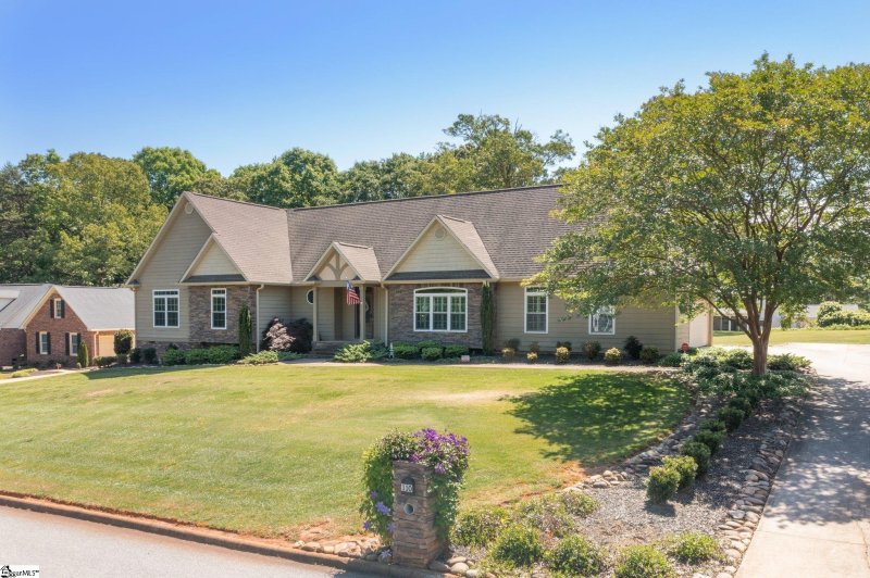 Property image 2 at 110 Oglewood Drive, Simpsonville, SC 29681