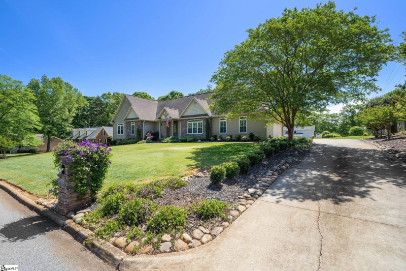 Property image 3 at 110 Oglewood Drive, Simpsonville, SC 29681