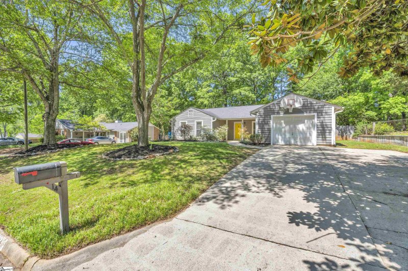 Property image 3 at 14 Oak Glen Drive, Greenville, SC 29607