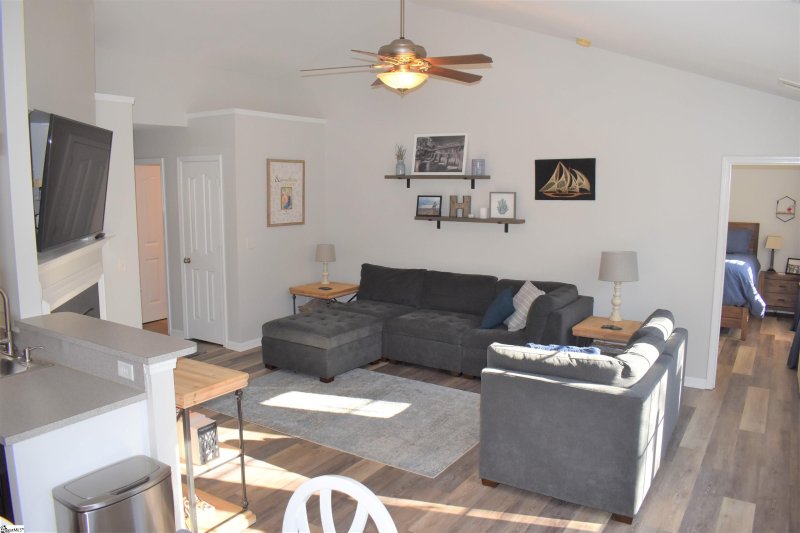 Property image 4 at 1 Valley Fall Court, Greer, SC 29650