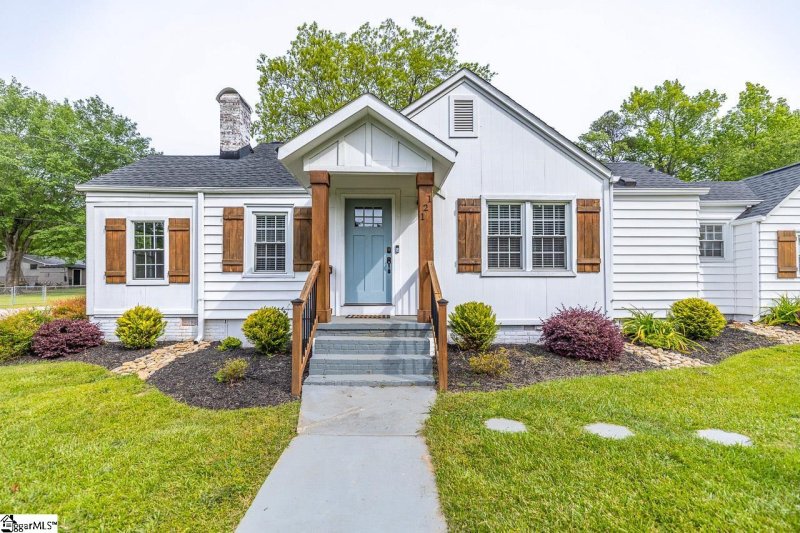 Property image 2 at 121 Wedgewood Drive, Greenville, SC 29609