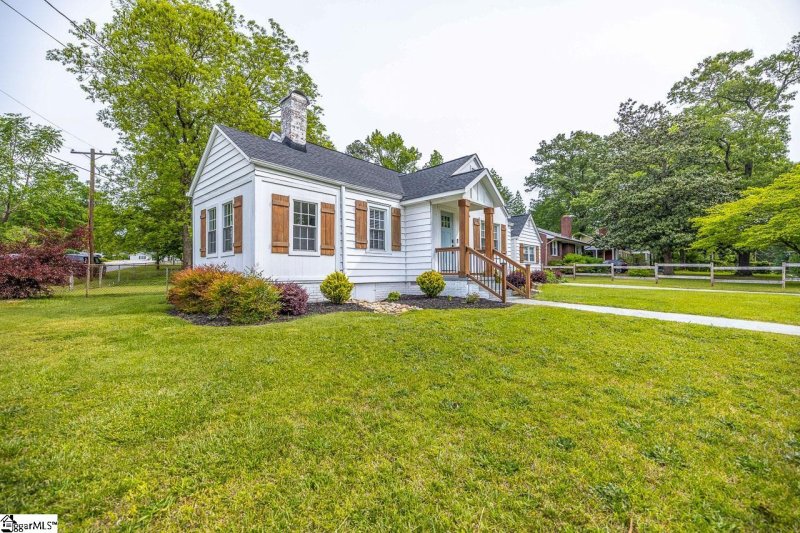 Property image 3 at 121 Wedgewood Drive, Greenville, SC 29609