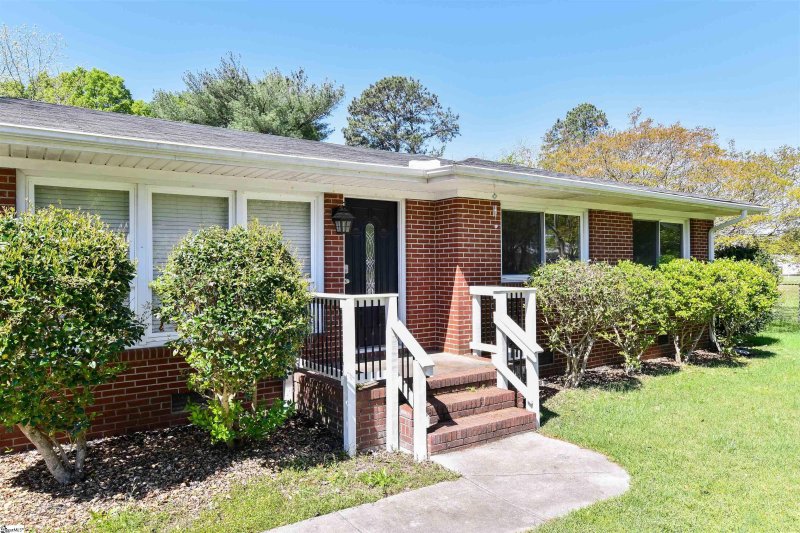 Property image 3 at 205 Looneybrook Drive, Fountain Inn, SC 29644