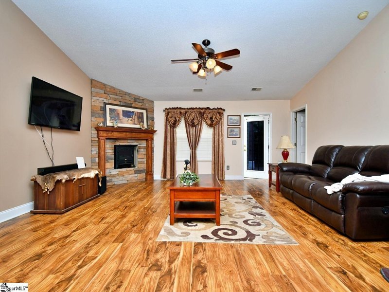 Property image 2 at 2 Rustling Creek Court, Simpsonville, SC 29681