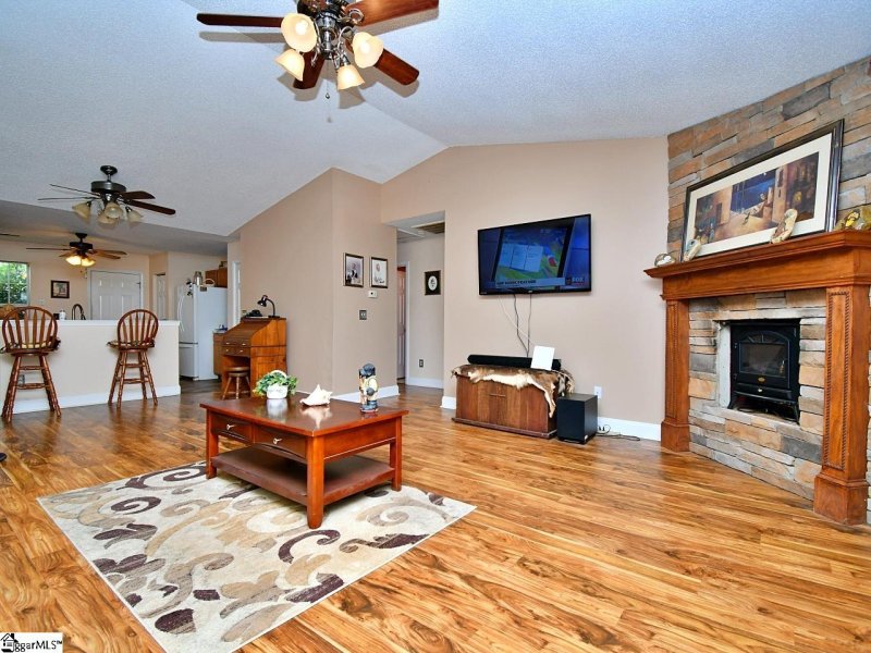 Property image 3 at 2 Rustling Creek Court, Simpsonville, SC 29681