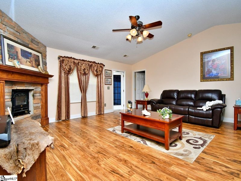 Property image 4 at 2 Rustling Creek Court, Simpsonville, SC 29681