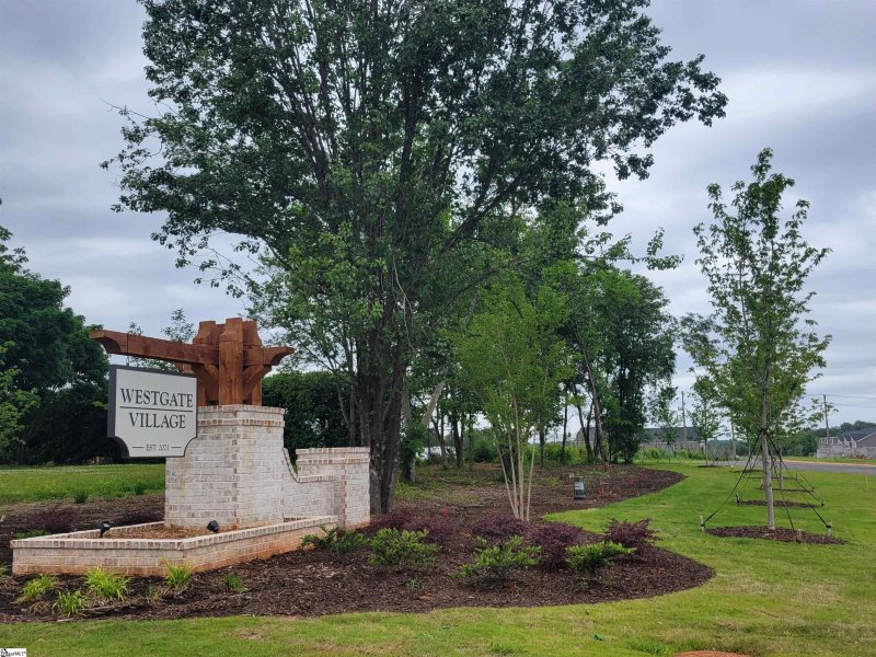 Property image 3 at 1202 Westgate Village Drive, Spartanburg, SC 29301-0000