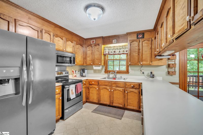 Property image 3 at 206 W Silverleaf Street, Greer, SC 29650