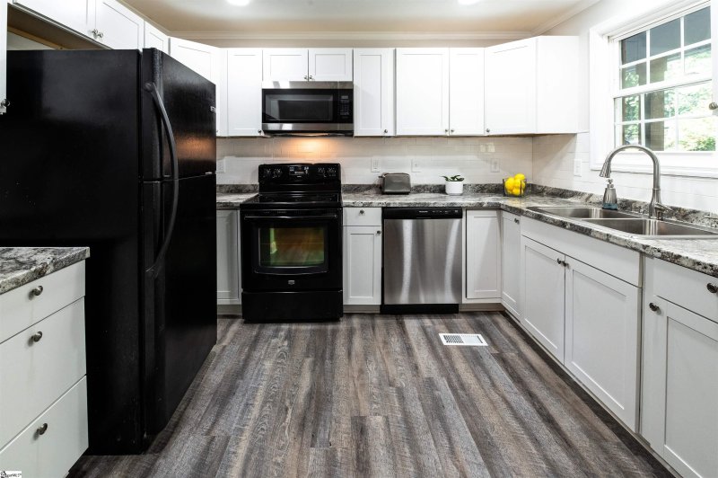 Property image 3 at 304 Creighton Drive, Taylors, SC 29687