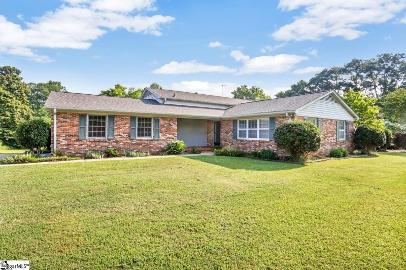 Property image 2 at 7 Peachtree Lane, Greer, SC 29651-5914