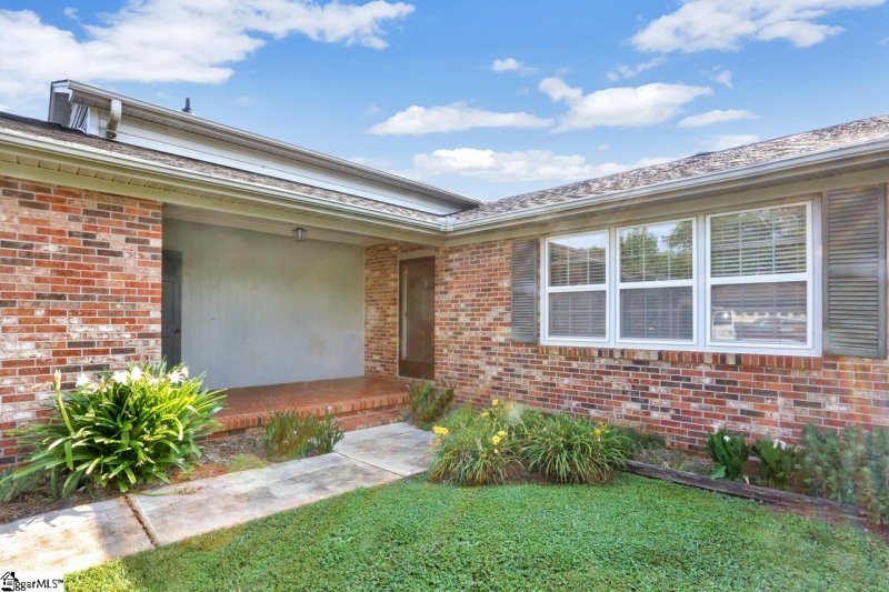 Property image 3 at 7 Peachtree Lane, Greer, SC 29651-5914