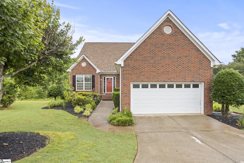 Property image 3 at 8 Coulter Court, Greer, SC 29650