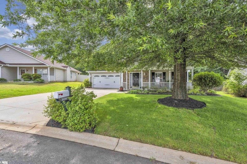 Property image 2 at 109 Maximus Drive, Greer, SC 29651