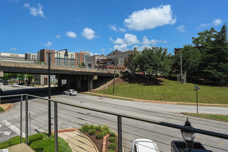 Property image 3 at 400 E Mcbee Avenue, Greenville, SC 29601