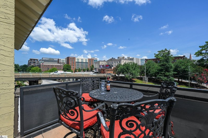 Property image 4 at 400 E Mcbee Avenue, Greenville, SC 29601