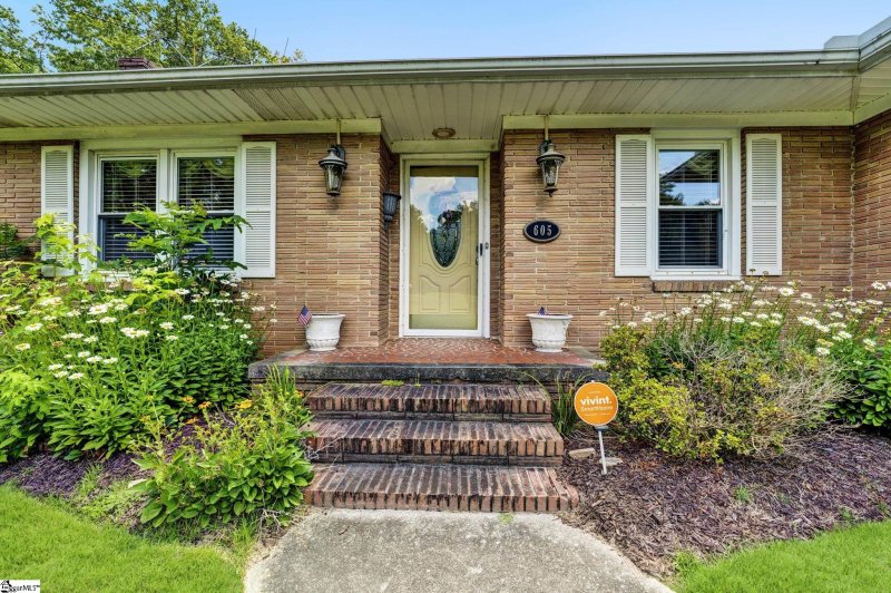 Property image 2 at 605 S Adair Street, Clinton, SC 29325