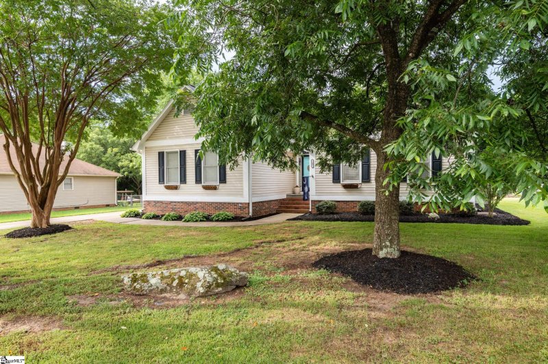 Property image 2 at 107 W Marley Lane, Simpsonville, SC 29681