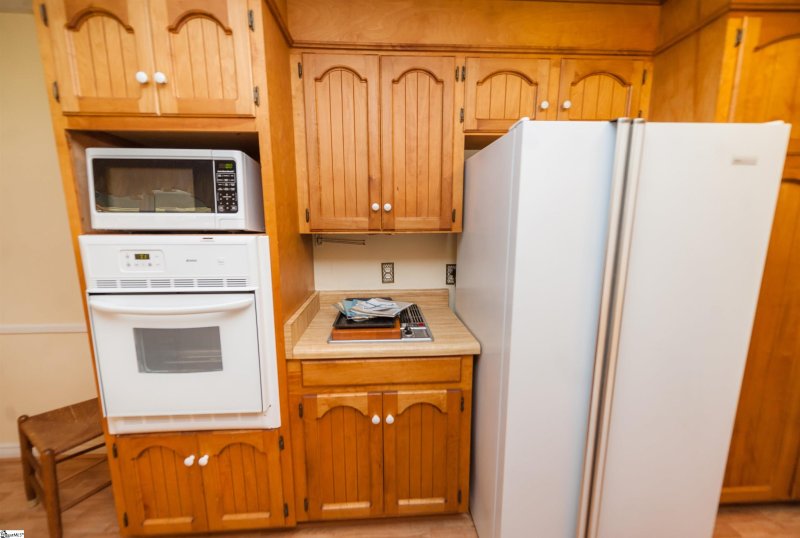 Property image 3 at 2 Roberta Drive, Greenville, SC 29615