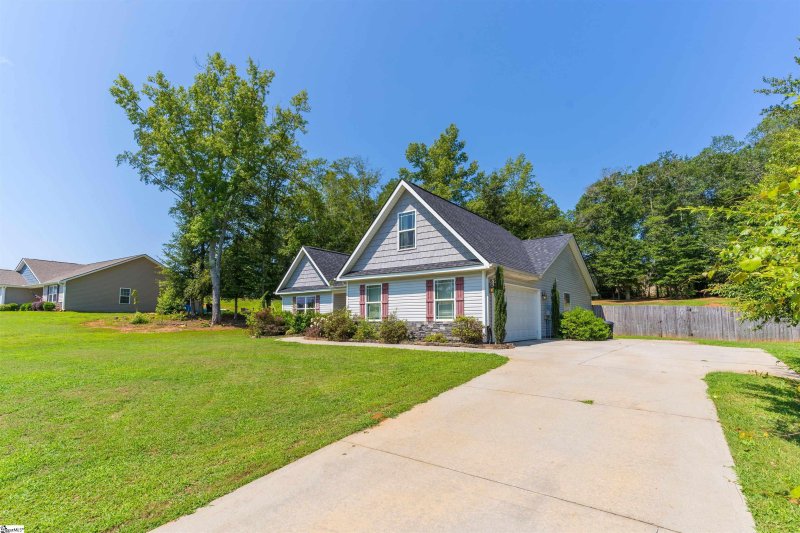 Property image 2 at 233 Redcoat Court, Simpsonville, SC 29680