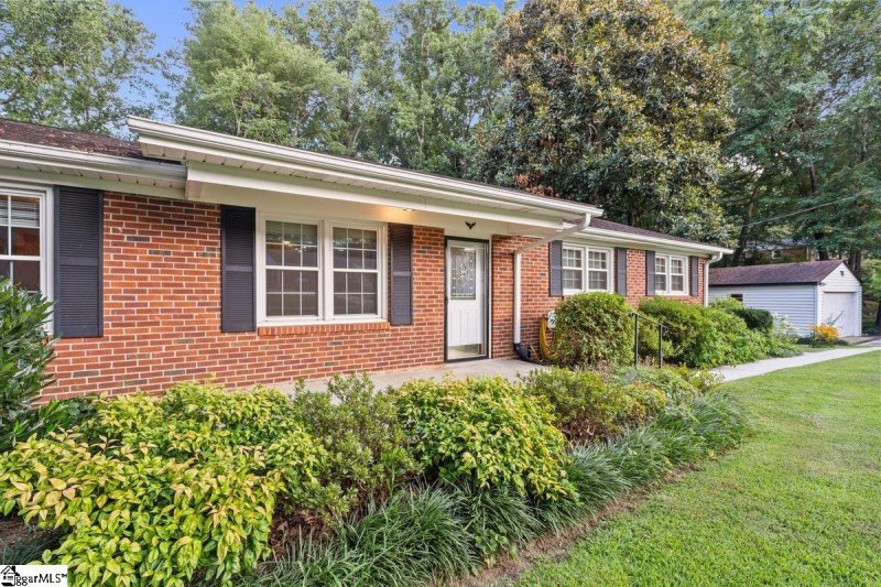 Property image 2 at 10 Woodleigh Drive, Taylors, SC 29687