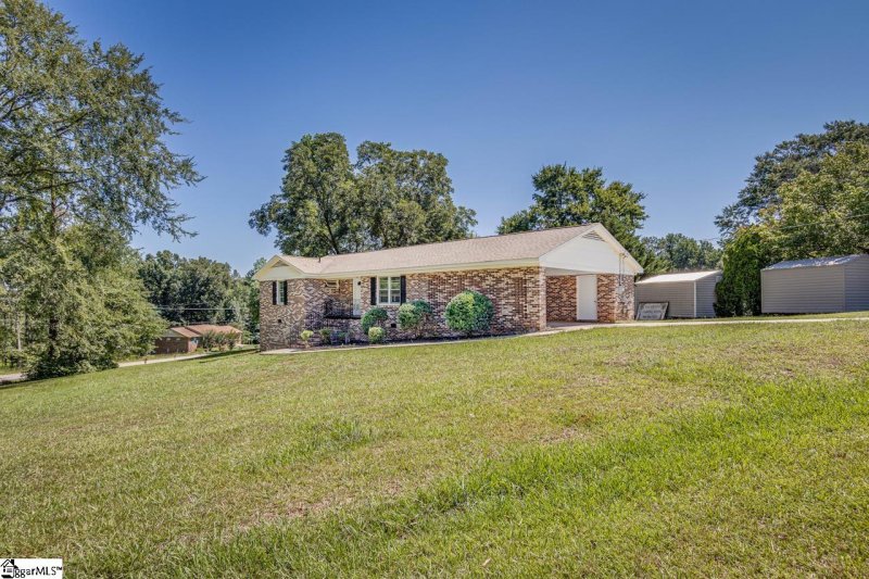 Property image 2 at 302 Blakely Avenue, Laurens, SC 29360