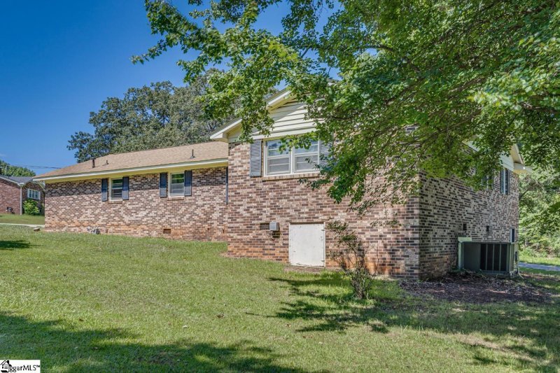 Property image 3 at 302 Blakely Avenue, Laurens, SC 29360