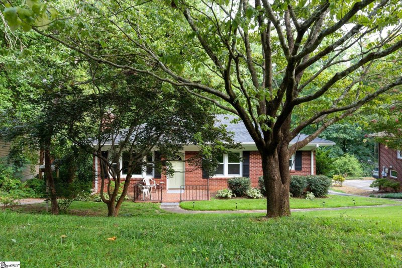 Property image 2 at 212 Dellwood Drive, Greenville, SC 29609