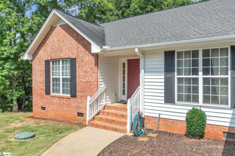 Property image 3 at 108 W PENINSULA Drive, Laurens, SC 29360