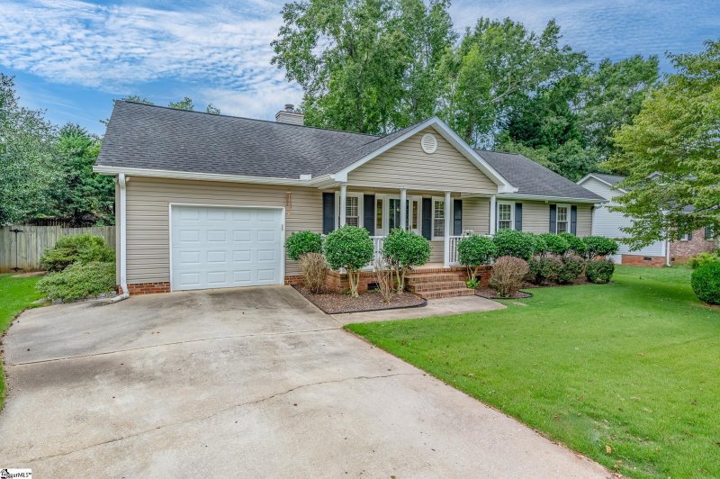Property image 2 of 107 Waterbury Court in Ambergate, Simpsonville, SC 29680
