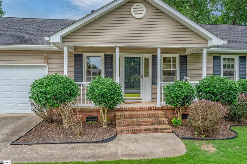 Property image 3 of 107 Waterbury Court in Ambergate, Simpsonville, SC 29680