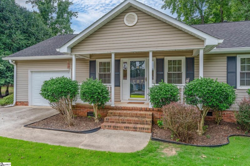Property image 4 of 107 Waterbury Court in Ambergate, Simpsonville, SC 29680