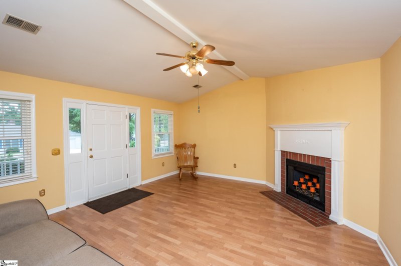 Property image 5 of 107 Waterbury Court in Ambergate, Simpsonville, SC 29680