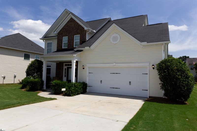 Property image 2 at 400 Stonebury Drive, Simpsonville, SC 29680