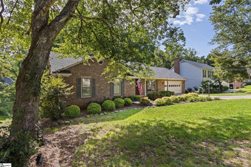 Property image 3 at 208 W Silverleaf Street, Greer, SC 29650