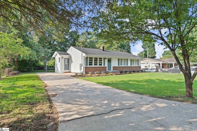 Property image 2 at 305 Derwood Circle, Greenville, SC 29617