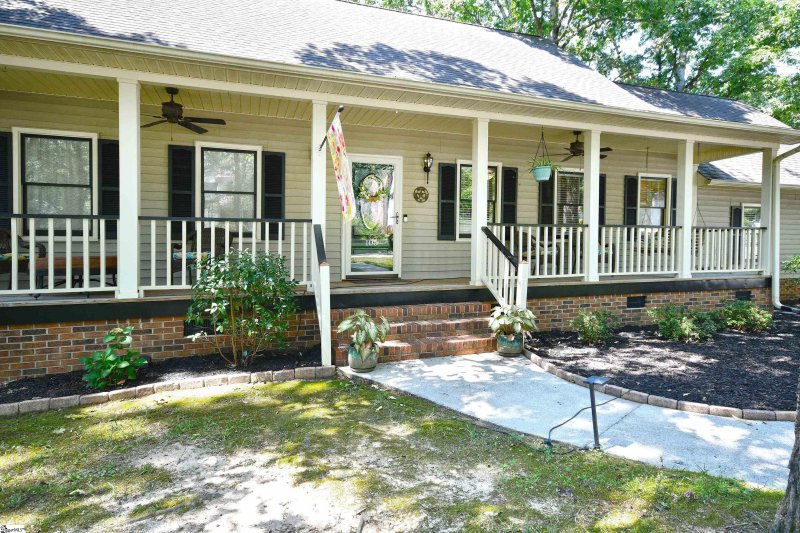 Property image 3 at 105 Fox Chase Court, Simpsonville, SC 29680