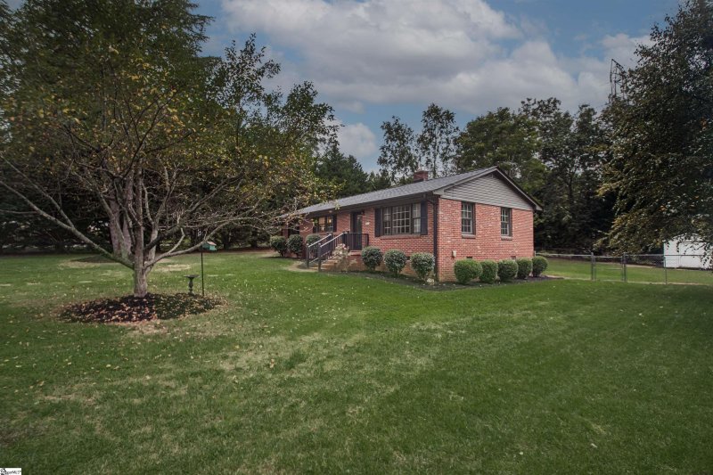 Property image 2 at 301 Oakfield Avenue, Easley, SC 29640
