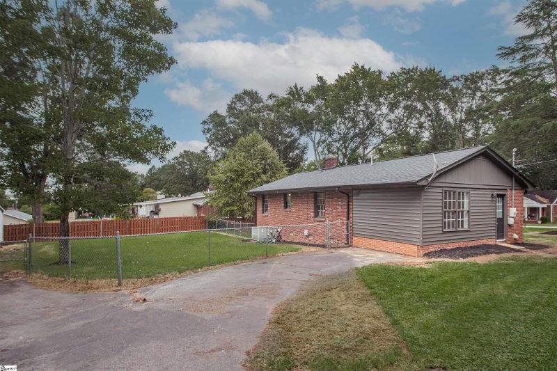Property image 4 at 301 Oakfield Avenue, Easley, SC 29640
