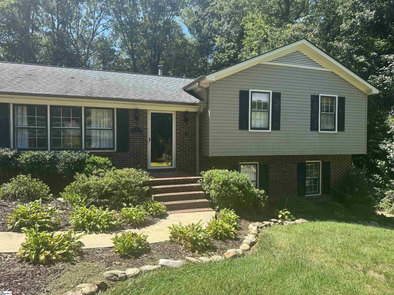 Property image 3 at 2 Ravensworth Road, Taylors, SC 29687