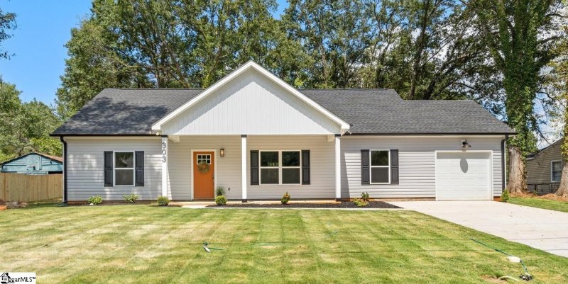 Property image 3 at 303 Churchill Circle, Greenville, SC 29605