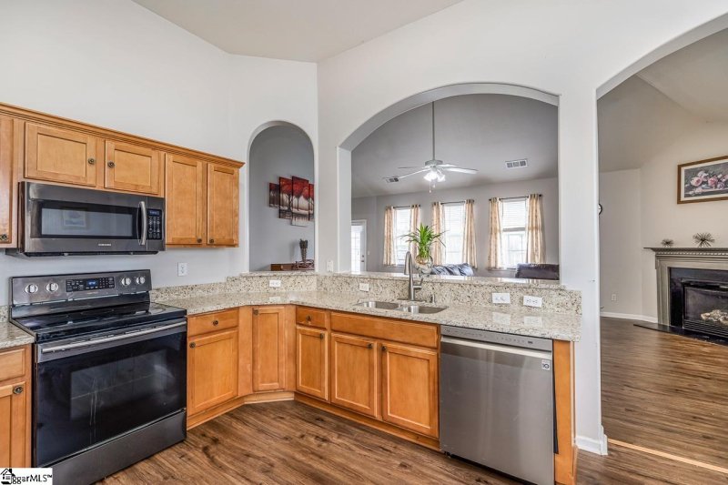 Property image 4 at 102 Roberts Hill Drive, Taylors, SC 29687