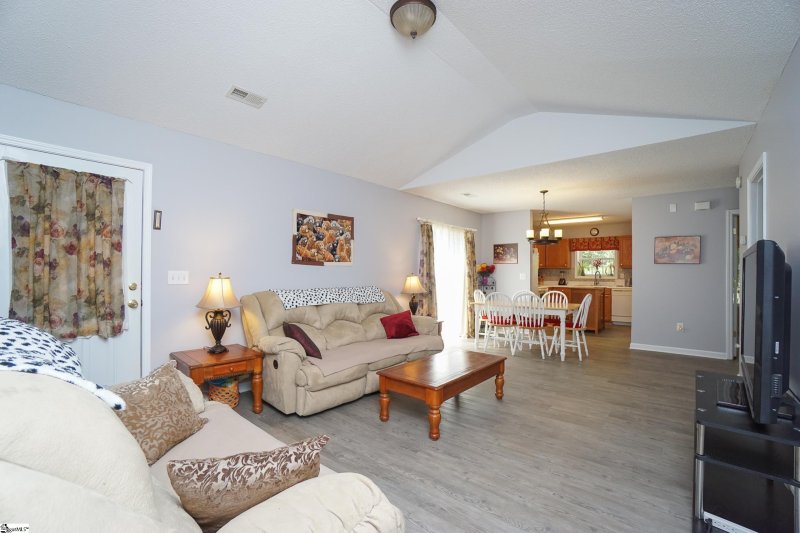 Property image 4 at 209 Glenlea Lane, Greenville, SC 29617-1223