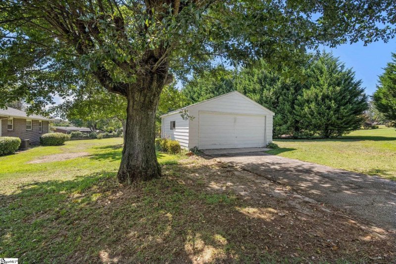 Property image 2 at 105 Hillside Drive, Greer, SC 29651